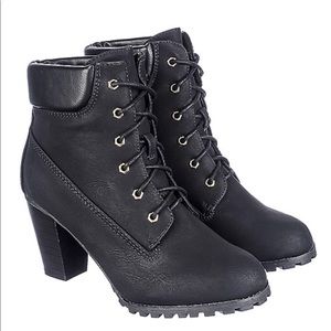 “Timberland” style black chunky heel booties